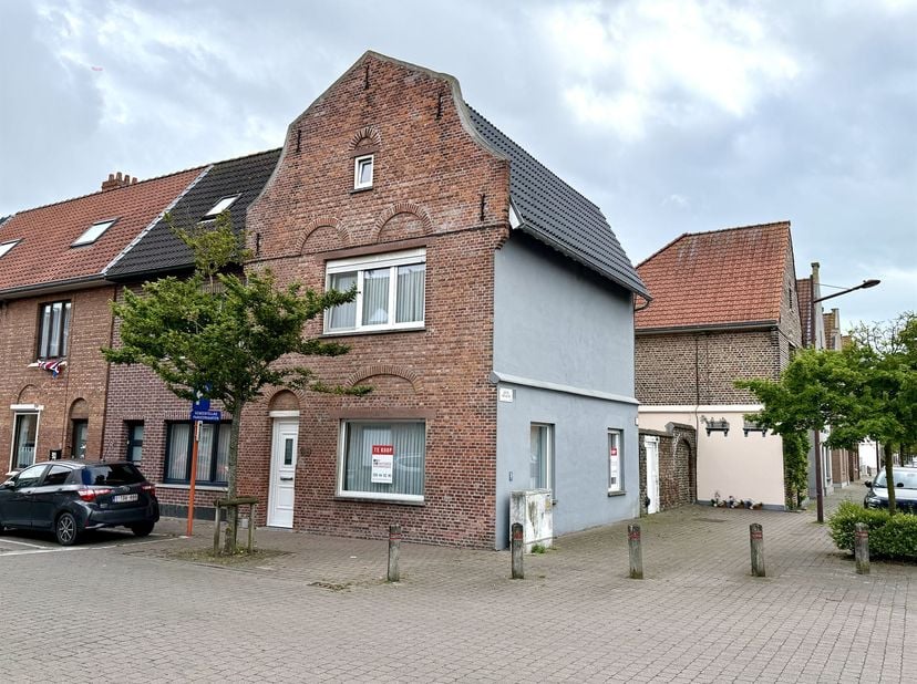 Instapklare hoekwoning op een uitstekende ligging in Oostende.<br />
<br />
De woning is ingedeeld als volgt: inkomhal met trap, praktische berging,