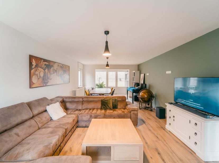 Deze ruime en verzorgde woning is gelegen op Kazernelaan 321 in Houthalen-Helchteren en biedt een royale bewoonbare oppervlakte van 281 m² op een perc