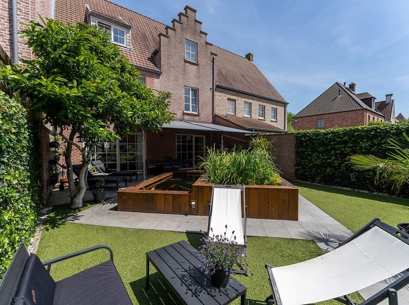 Deze verrassend ruime gezinswoning is gelegen in een rustige omgeving en biedt alle comfort voor wie op zoek is naar veel leefruimte, een zonnige tuin