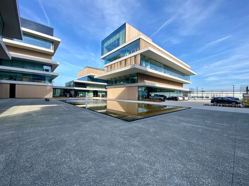 Bent u op zoek naar een unieke kantoorruimte op een toplocatie met onmiddellijke verbinding naar belangrijke snelwegen? Dan is deze kantoorruimte van