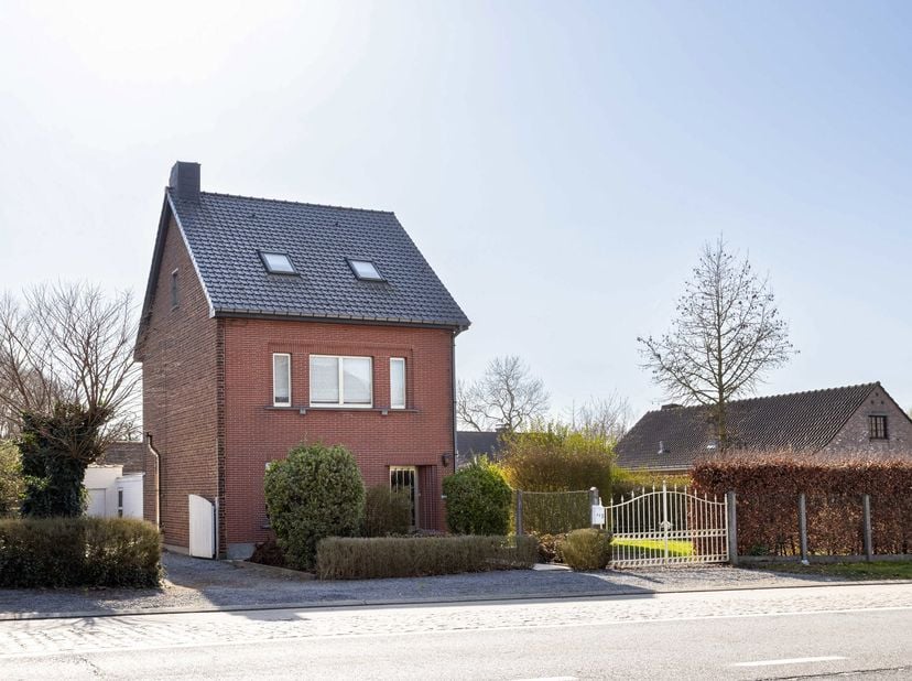 Deze alleenstaande, solide woning bevindt zich op een ruim perceel en geniet van een vlotte bereikbaarheid. Achteraan geniet u van een mooi groenzicht