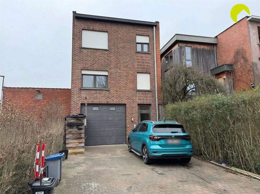Situé à l'arrière du bâtiment sur la Liersesteenweg 242 et accessible par Kaphaanlei, un emplacement est proposé à la location.<br />
Le loyer est de