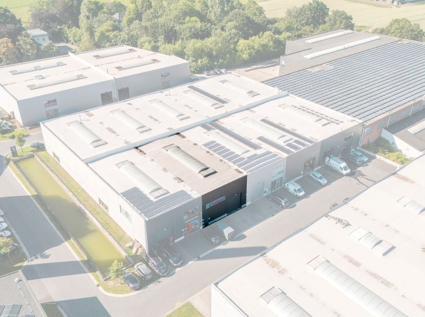 TE KOOP: De ultieme uitvalsbasis voor uw onderneming<br />
Locatie: Vanneste-Verweestraat 19, Bedrijvenpark Brandemolen - Deerlijk<br />
Bent u op zoe