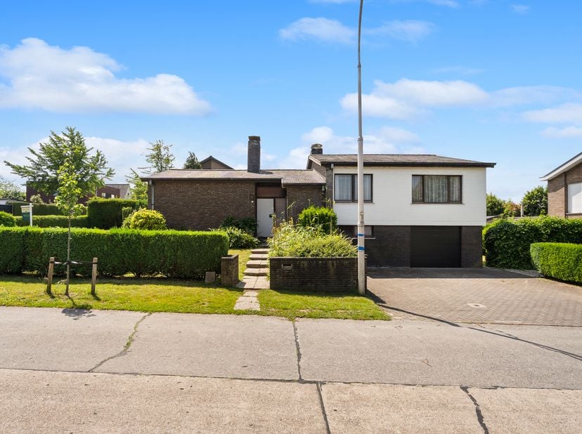 Ieder bod wordt voorgelegd aan de verkopers!<br />
In het centrum van Aalter bevindt zich deze te renoveren alleenstaande woning op een prachtig perce