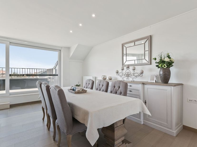 Prachte penthouse op het 4de verdiep te Wevelgem!<br />
We komen binnen in de ruime inkomhal, de lift komt rechtstreeks toe in het appartement. We gaa