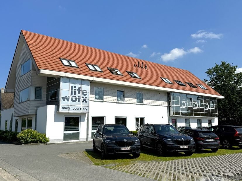 306m² landschapskantoor op 2e verdieping (opsplitsbaar in 139m² rechterzijde + 167m² linkerzijde)<br />
Ligging: commercieel gelegen langs Kortrijkses