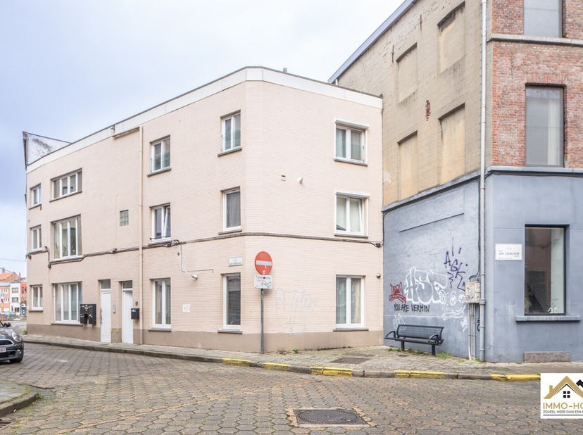 Deze compacte gelijkvloers appartement  is gelegen op wandelafstand van het historisch centrum van Gent, vlak bij de Leie en biedt een praktische inde