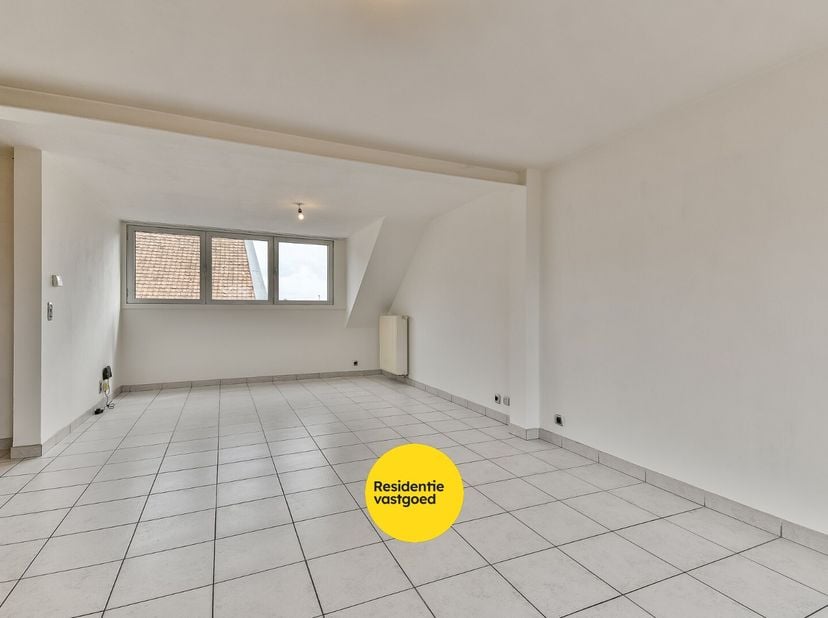 Zonnig appartement in het centrum van Oudenburg. Dit  appartement omvat een lichtrijke woonkamer, open keuken (volledig ingericht met toestellen), ber