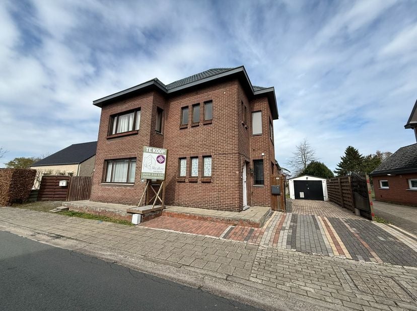 Bent u op zoek naar een woning die u volledig naar eigen smaak kan renoveren?<br />
Dan biedt deze halfopen woning heel wat mogelijkheden.<br />
<br /