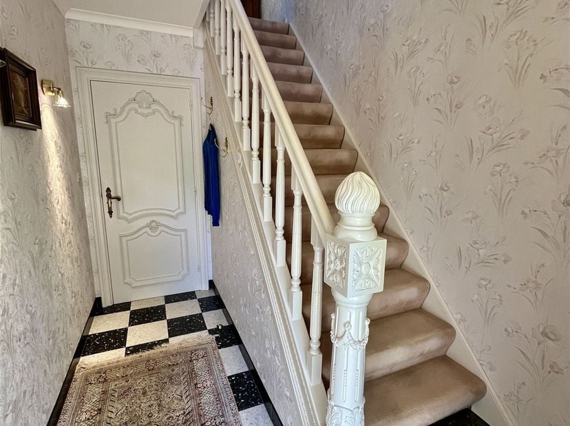 Stevig gebouwde alleenstaande woning op een perceel van  615  m2. <br />
Dit pand omvat een inkomhal, lichtrijke woonkamer met eet-en zithoek, aparte