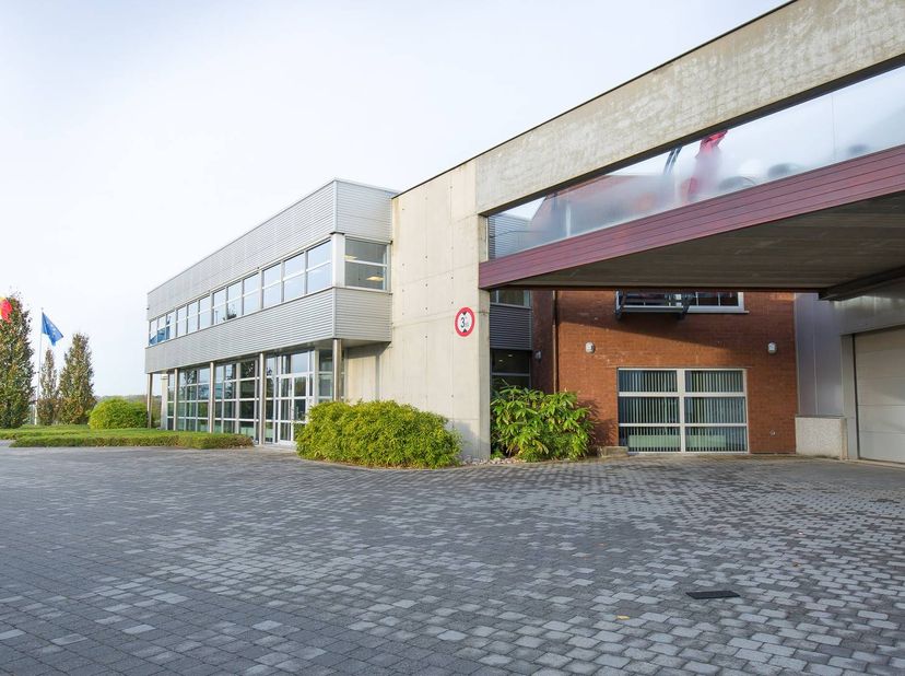 Dit uitstekend onderhouden bedrijfsgebouw te huur te Diest gelegen in het 'industriepark Webbekom' op een kleine hectare grond geniet een uitstekend b