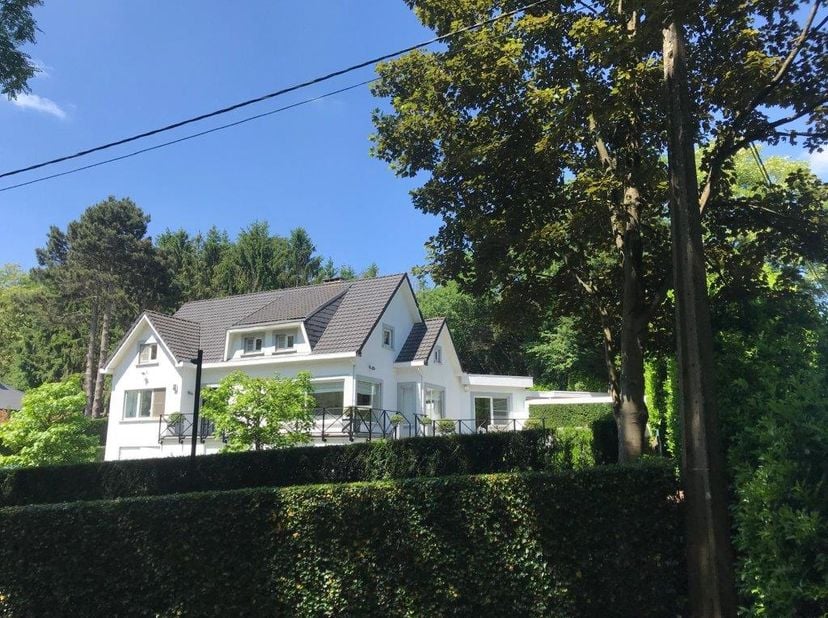 Élégante villa style français prête à emménager à Aarschot<br />
<br />
Située dans une rue sans issue paisible et entourée de verdure, cette magnifiq