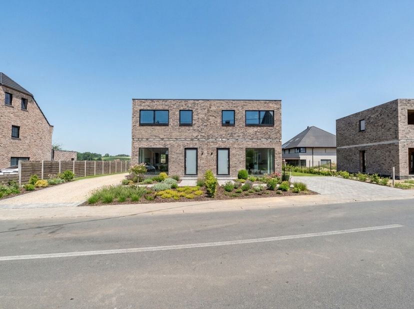 Deze energieneutrale nieuwbouwwoning is hedendaags ontworpen en opvallend licht, met een doordachte indeling en vlotte connectie naar de tuin voor een