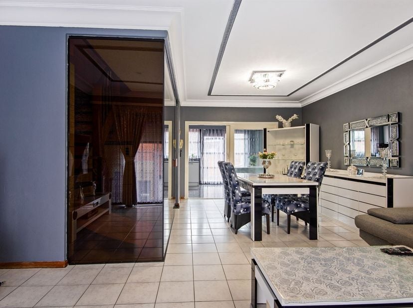Instapklare woning met ruime garage, 3 slaapkamers en zuidoost terras. <br />
<br />
Deze instapklare woning ligt op wandelafstand van de handelsker