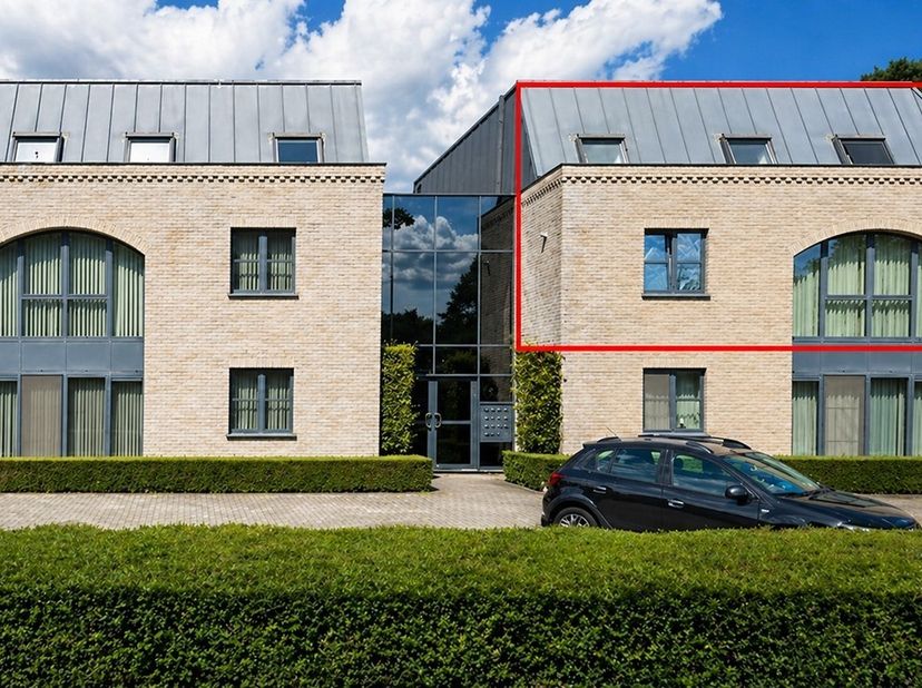 Met een bewoonbare oppervlakte van maar liefst 200 m², groter dan een gemiddeld woonhuis, biedt dit instapklare duplex-appartement een uitzonderlijk g