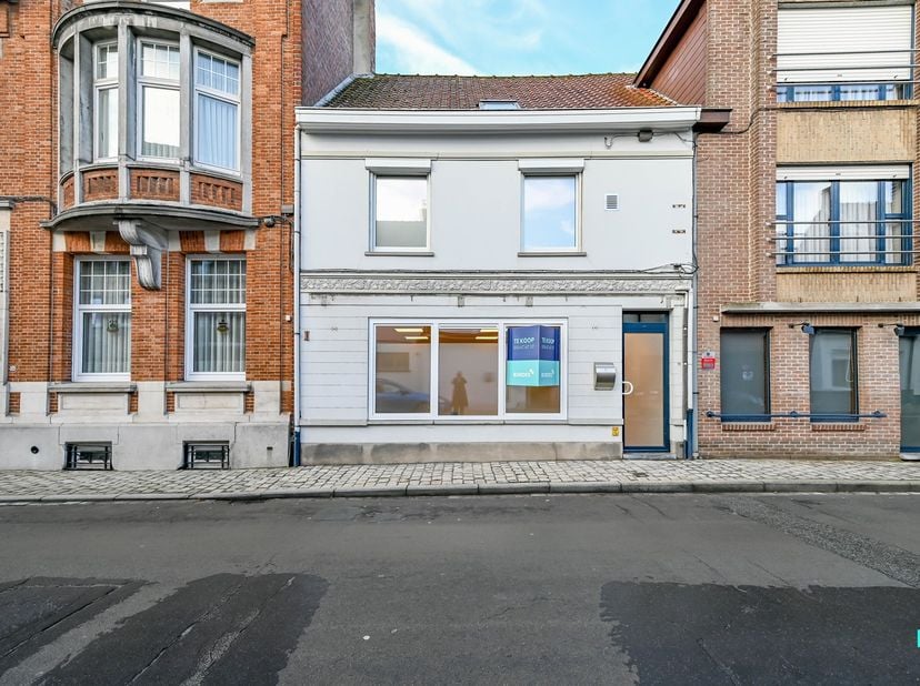 Deze gerenoveerde woning met een bewoonbare oppervlakte van ca. 145 m² (volgens EPC-attest) is gelegen op een perceel van ca. 84 m², op wandelafstand