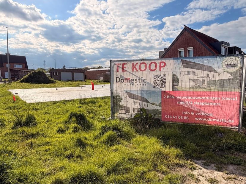 Deze nieuwbouwwoning in Kessel wordt opgetrokken volgens de traditionele bouwmethode, gecombineerd met de meest actuele isolatienormen. Dat maakt ze b