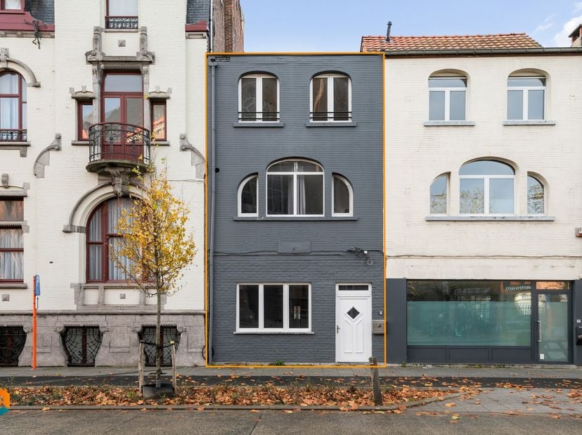 Op een goede locatie te Mechelen bevindt zich deze ruime, instapklare woning met 3, mogelijks 4, slaapkamers.&amp;nbsp;U bevindt zich hier nabij het centr