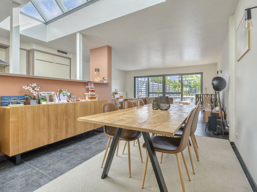 Bent u op zoek naar een instapklare gezinswoning waar ruimte, comfort en een rustige ligging perfect samenkomen? <br />
Dan is deze verzorgde woning a