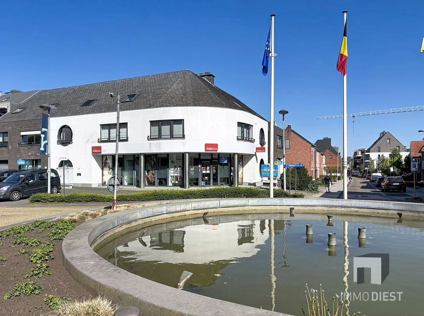 Dit kantoor heeft volgende troeven:<br />
+ Ideaal gelegen vlakbij winkels/scholen/openbaar vervoer<br />
+ Heel goede zichtbaarheid<br />
+ Ruime