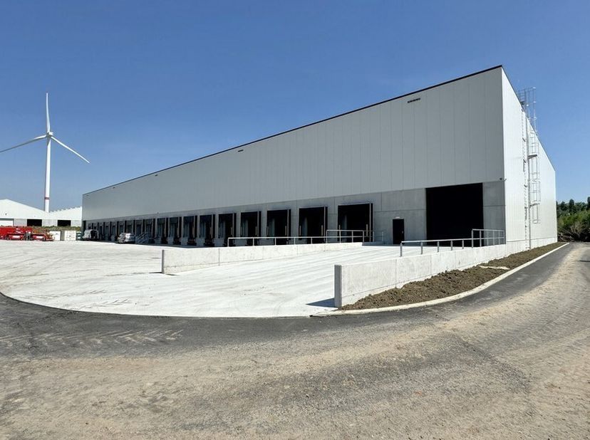 Nieuwbouw logistiek bedrijfspand bestaande uit 9.356m² magazijn, 722m² energie-efficënte kantoren, 292m² sociale ruimte en 740m² mezzanine en ruime pa