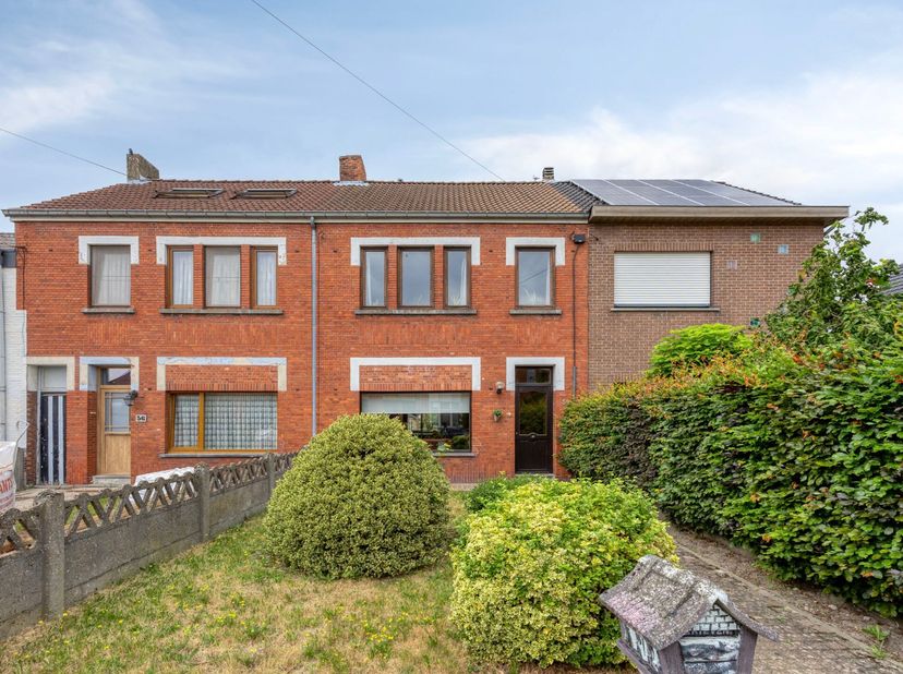 Op slechts enkele minuten wandelen van het centrum van Leopoldsburg vindt u deze charmante gezinswoning met 2 - 3 slaapkamers. Alle dagelijkse voorzie