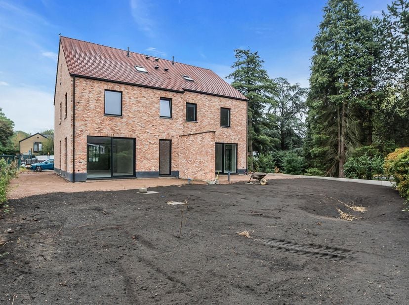 Aan de Koolmijnlaan in Beringen wordt deze stijlvolle nieuwbouw pastorijwoning aangeboden, een halfopen bebouwing waar ruimte, karakter en modern woon