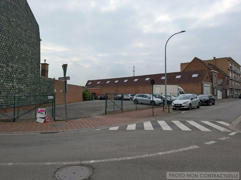 Idéalement situé au centre du Bizet, ce terrain plat de&amp;nbsp;484 m²&amp;nbsp;bénéficie d’un emplacement stratégique à proximité immédiate des commerces, d