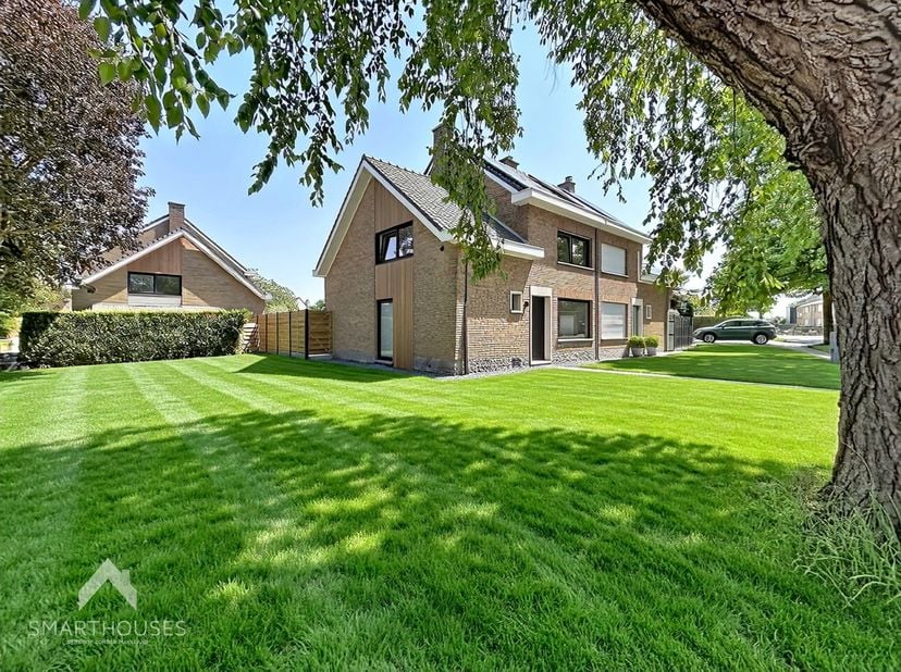 Energiezuinige halfopen woning op een interessante locatie bestaande uit een inkomhal met gastentoilet, lichtrijke woonkamer met eet-en zithoek, volle