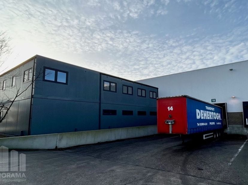 Vlot bereikbare logistieke ruimte van 10.153 m² (eventueel met 533 m² kantoren) op amper +/- 1 km van de N16 met een vlotte verbinding naar zowel de A