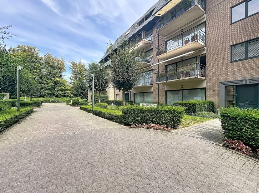 Au calme d'un parc privé, à deux pas de la "Grande Epicerie" et des commerces du Fort-Jaco,<br />
Agréable appartement de 113m² avec terrasse arrière,