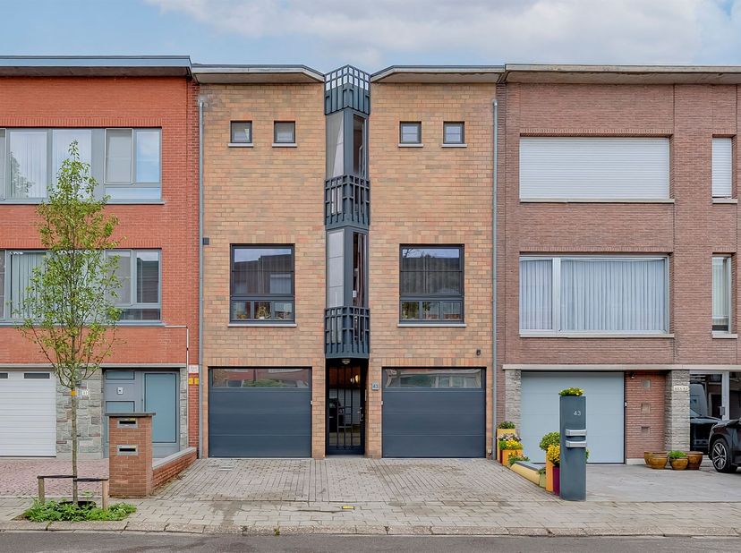Dit appartement te koop is gelegen aan de Karel Soetelaan in Antwerpen Borsbeek. Vlakbij vind je winkels, scholen, openbaar vervoer en groene parken z