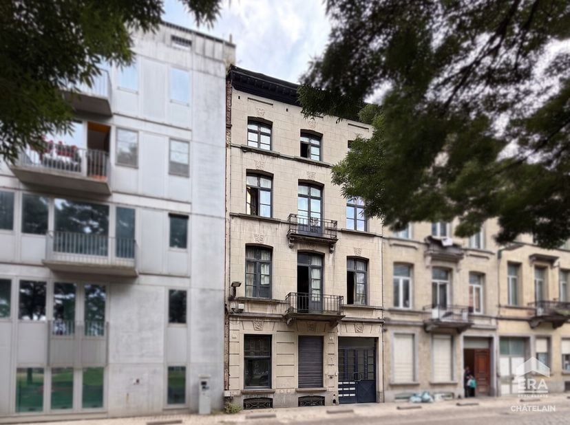 ERA CHÂTELAIN biedt u dit mooie opbrengsteigendom aan, bestaande uit 6 eenheden in feitelijke toestand, waarvan 4 eenheden stedenbouwkundig erkend zij