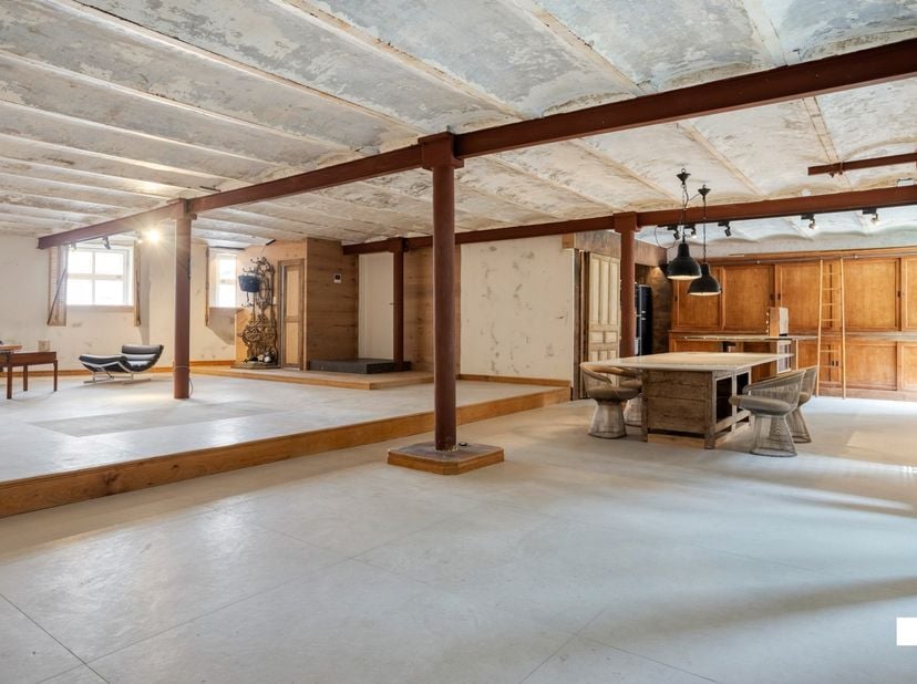Deze uitzonderlijke &amp;amp; karaktervolle loft&amp;nbsp;bevindt zich op het gelijkvloers van een rustige residentie op de voormalige brouwerijsite 't Hamerk