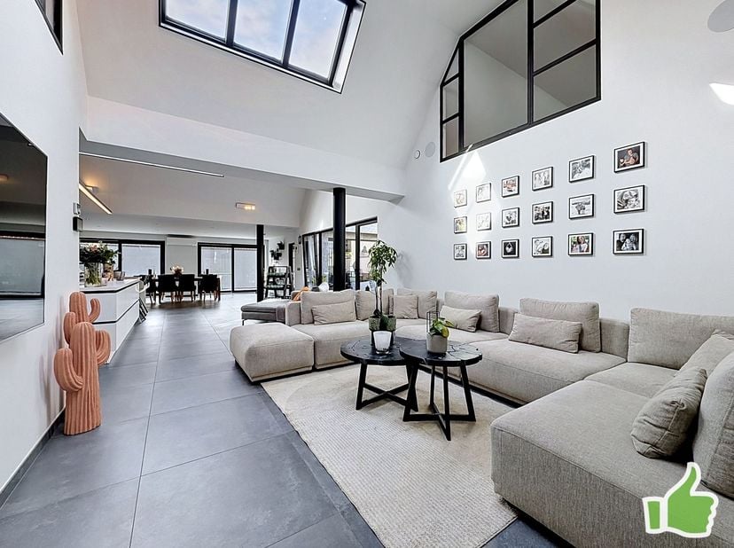 Découvrez ce loft d'exception de ±300 m² habitables, un bien rare proposant volumes spectaculaires, prestations haut de gamme et finitions irréprochab