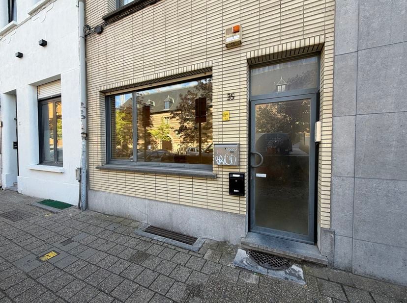 Op een centrale locatie aan het Hessenplein bevindt zich dit te renoveren gelijkvloers appartement van ca. 32 m², gelegen in een kleinschalig gebouw.