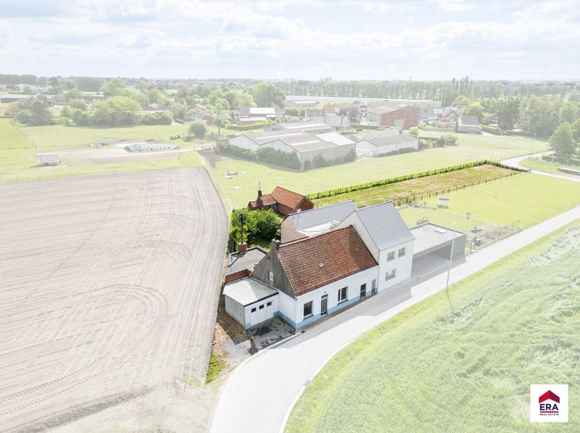 À vendre : maison semi-ouverte pleine de caractère, située Roterijstraat à Oostrozebeke, offrant une belle vue rurale. Construite entre 1850 et 1874,