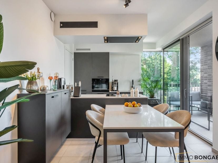 Instapklaar, energiezuinig en voorzien van alle comfort!<br />
<br />
Op een uitstekende locatie, op wandelafstand van het centrum van Genk, vinden we