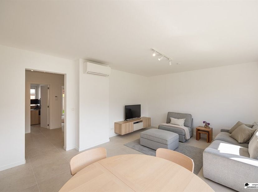 Cet appartement au rez-de-chaussée, prêt à l'emploi, a été entièrement rénové vers 2025 et se trouve dans un excellent emplacement central à Schoten,