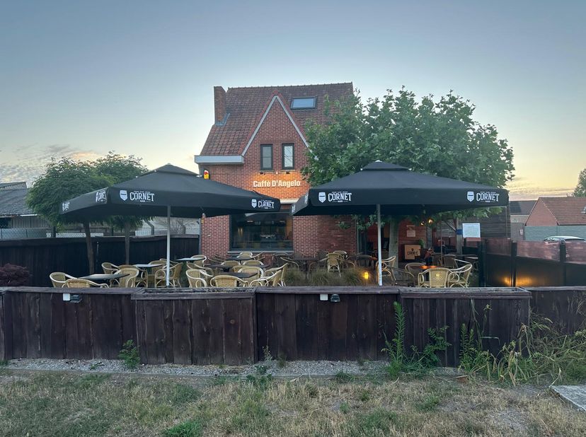 Handelspand met woonst: bestaande uit het volledige gelijkvloers van het café (caféruimte, toiletten, keuken, bergruimte), buitenterras en parking.<br