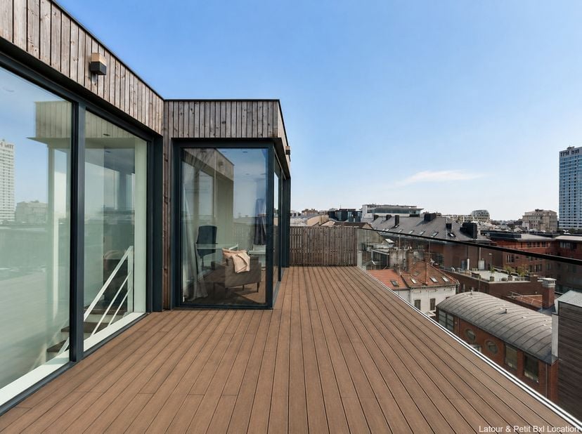BRUSSEL - Ideaal gelegen nabij de Porte de Namur en winkels. Dit prachtige gemeubileerde APPARTEMENT (2slpk/1bur/1bdk/1dchk) van ±154 m² op de 5e en l