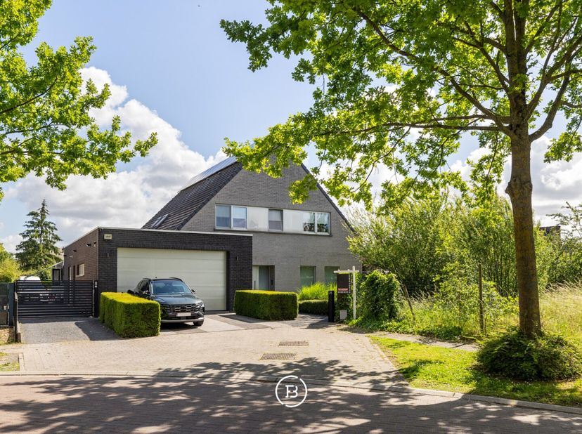 Ontdek deze uitzonderlijke villa in Machelen, waar moderne luxe, comfort en duurzaamheid harmonieus samenkomen. Deze woning werd met oog voor detail o