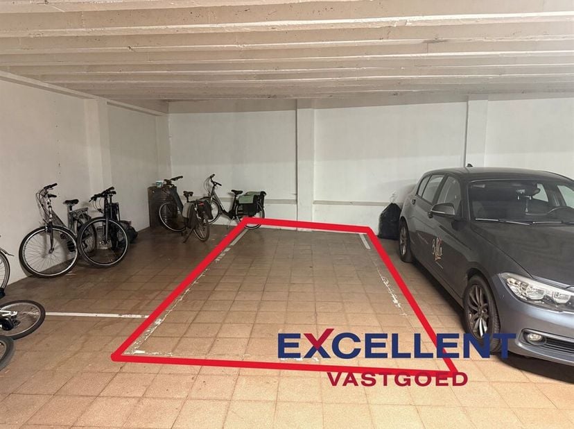 Deze ondergrondse autostaanplaats bevindt zich in een kleine residentie pal in het centrum van Deinze, op de Markt. en toplocatie waar parkeerplaatsen