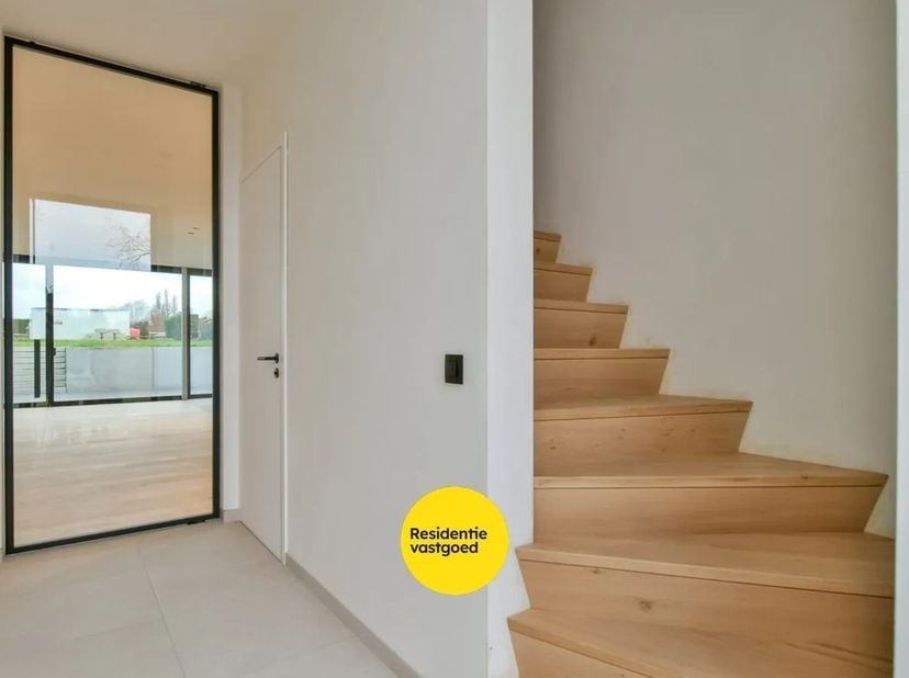Welkom in deze prachtige en energiezuinige nieuwbouwwoning in Kortemark, waar hedendaags wooncomfort perfect samengaat met een rustgevend landelijk ui