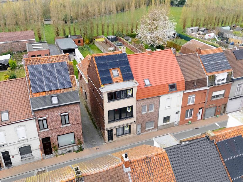 Ontdek deze verrassend ruime woning in Menen, ideaal voor wie op zoek is naar plaats, mogelijkheden en een aangename buitenomgeving.<br />
<br />
Troe