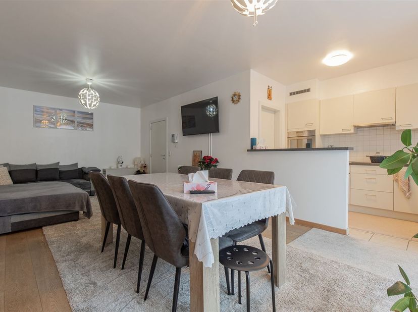 Te koop Charmant 2-slaapkamerappartement op de grens Molenbeek / Koekelberg<br />
<br />
Welkom in jouw nieuwe appartement op de François Sebrechtsl
