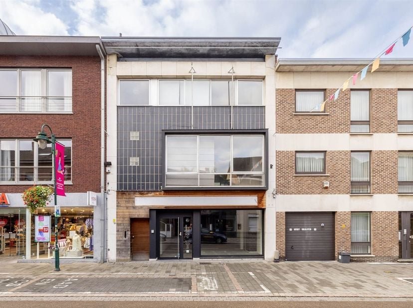 Handelspand met achterliggend terras in het centrum van Heist-op-den-Berg!<br />
Dit commerciële pand is veelzijdig inzetbaar en ideaal voor verschil