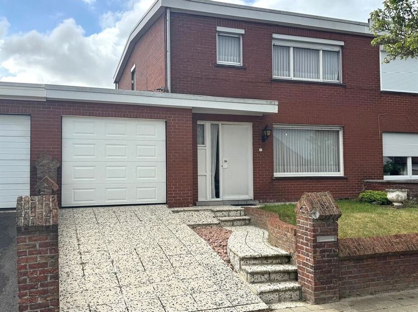 Deze woning in Deerlijk biedt een bewoonbare oppervlakte van 162 m² op een perceel van 270 m² en combineert ruimte, comfort en tal van mogelijkheden.