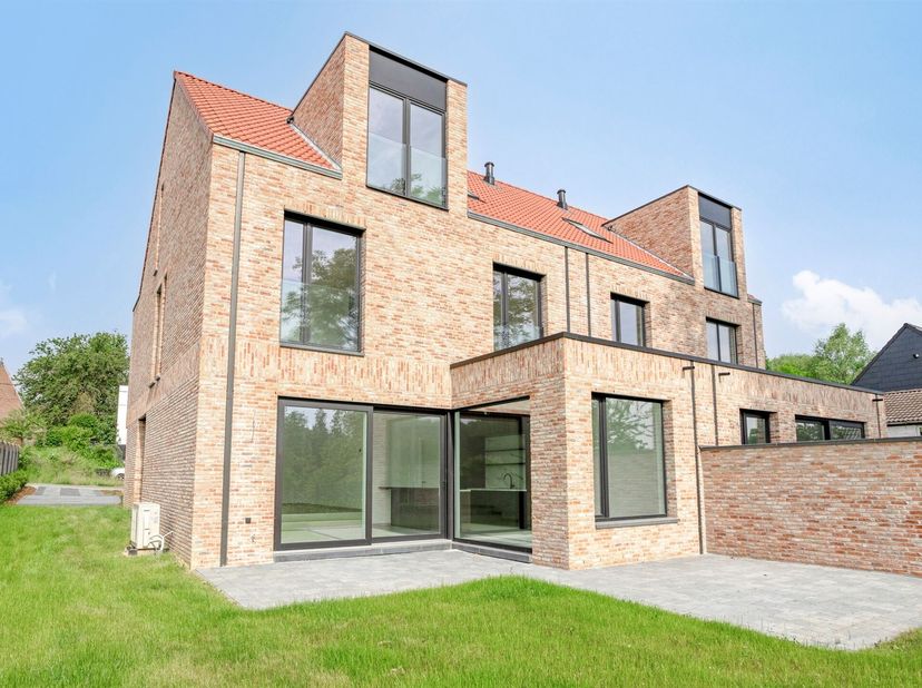 Deze moderne en tijdloze nieuwbouwwoning, gelegen in de rustieke deelgemeente Loonbeek (Huldenberg), biedt een unieke kans voor wie op zoek is naar ee