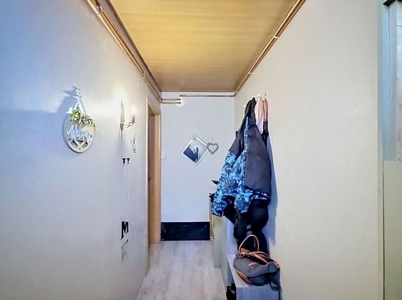 Aan de rand van Roeselare, met diverse winkels, scholen en openbaar vervoer in de nabije omgeving, bevindt zich deze verrassend ruime gezinswoning. Da